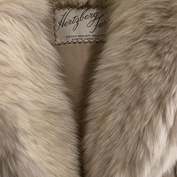 A fox fur coat only worn a handful of times. In excellent condition! Size 2/4 - Picture 6 of 8